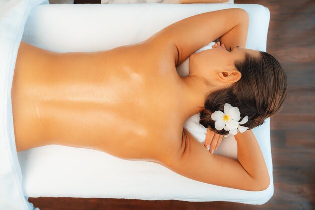 blanke vrouwelijke klant geniet van ontspannende antistress massage rustig