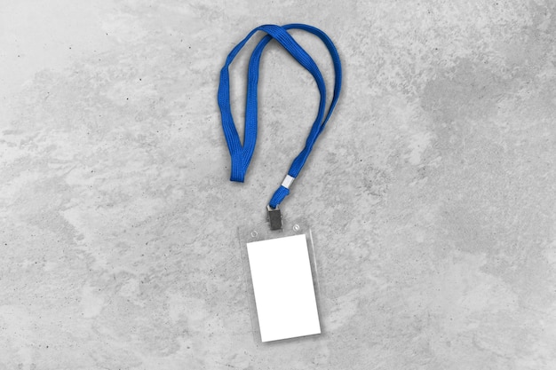 Foto blanke witte badge met blauwe touwtje.