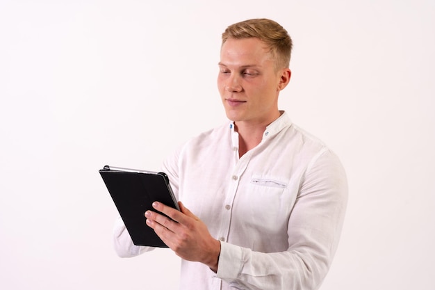 Blanke zakenman man met een tablet werken op een witte achtergrond