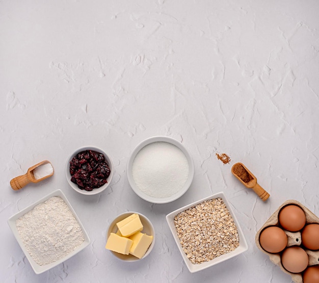 Blankfotografie van de grondstoffen van haverkoekjes