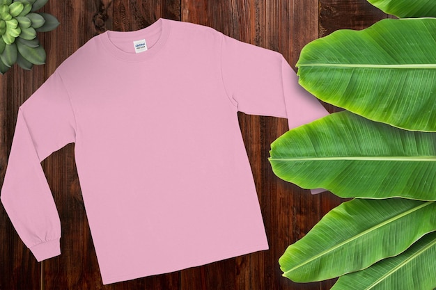 Blanks TShirt op houten achtergrond Lege TShirt TShirt Mockup