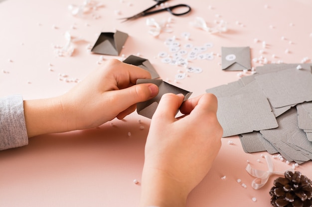 Blanks voor het maken van een adventskalender op een tafel in kerstversiering