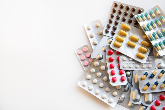 Blaren met verschillende pillen en capsules op een witte achtergrond met kopieerruimte Geneesmiddelen, geneesmiddelen, behandeling en preventie van ziekten