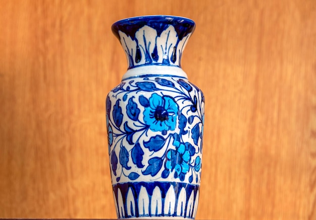Foto blauw aardewerk is prachtig kleurrijk servies gemaakt in multan, pakistan, traditionele kashigari op potten