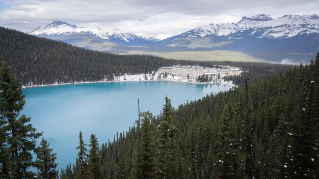 Blauw alpine meer omringd door bos en bergen met kasteel-achtig luxe hotel Banff N Park Canada