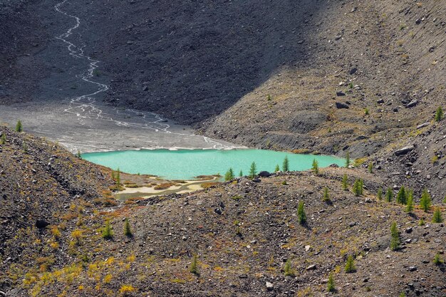 Blauw bergmeer in de caldera Caldera van een uitgedoofde vulkaan is omgeven door een bergketen Zonnig herfstgeel hooggelegen plateau