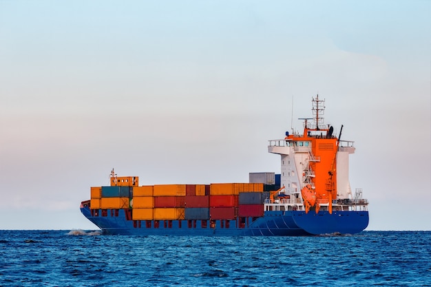 Blauw containerschip. Wereldwijde logistiek en goederenoverdracht