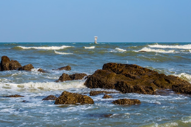 Blauw de zee en alarmtoren