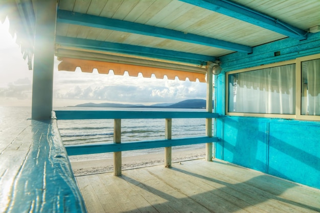 Foto blauw en wit terras aan zee sardinië