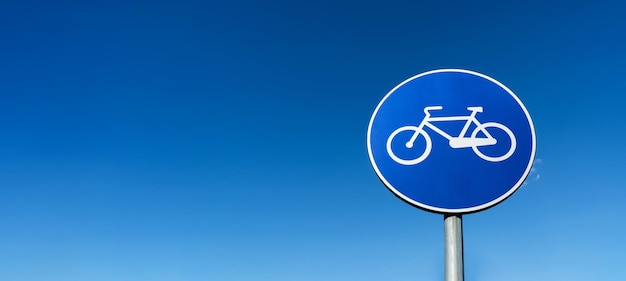Blauw fietspad tegen een heldere lucht