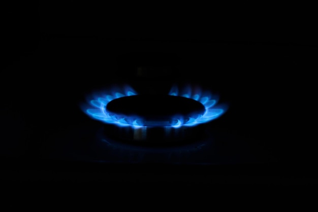 Blauw gas brandt op de verwarming van het gasfornuis