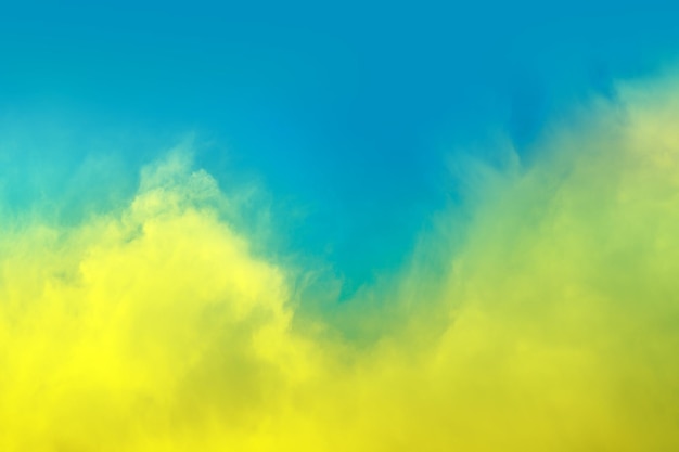 Blauw geel bewolkte lucht kleurverloop