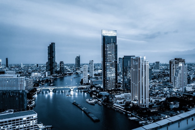 Blauw gefilterd stadsgezicht en hoogbouw in het stadscentrum van de metropool