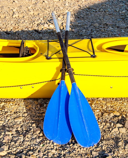 Foto blauw gele dubbele peddels een kajak