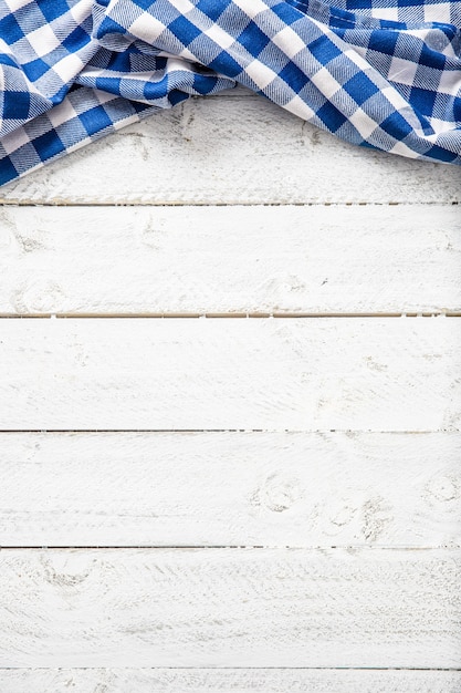 Blauw geruit keukentafelkleed op houten tafel.