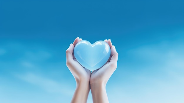 Blauw gestructureerd schattig hart in handen op een schone blauwe achtergrond vriendelijkheid is in de handen van de man valentijnsdag concept banner