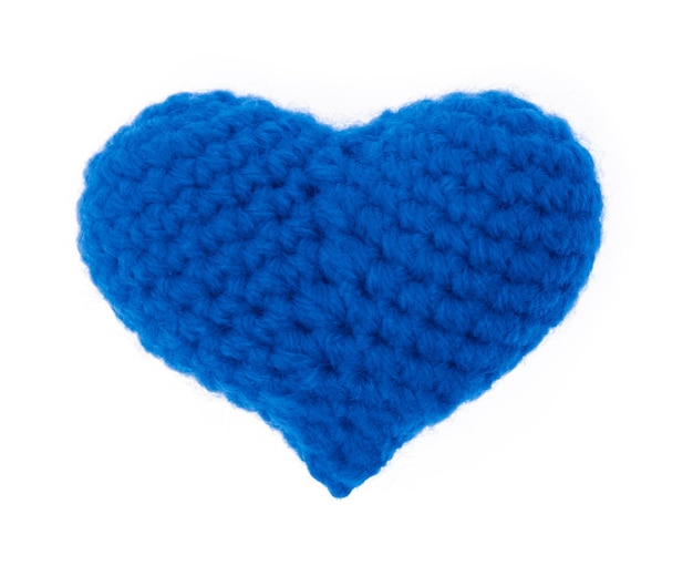 Blauw hart gehaakt breiwerk van garen geïsoleerd op een witte achtergrond