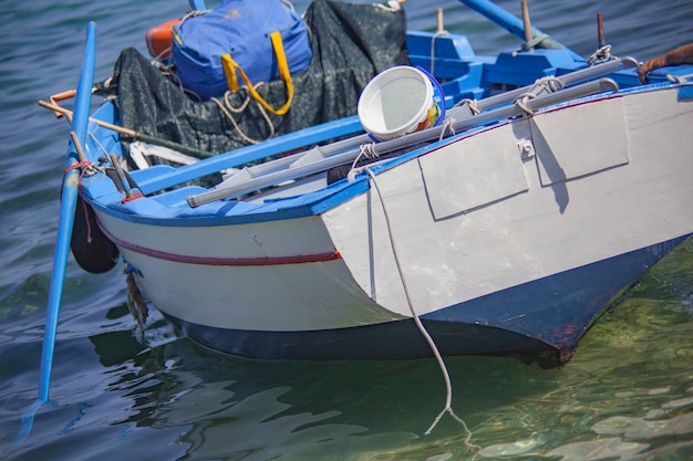 Blauw houten bootdetail in transparante zee