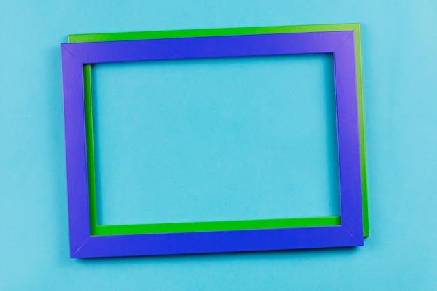 Blauw kleurenframe op heldere blauwe achtergrond.