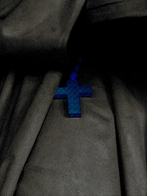 blauw kruisbeeld op de soutane