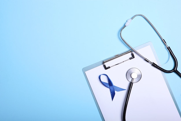Blauw lint op een gekleurde achtergrond bovenaanzicht mens kanker mens gezondheid