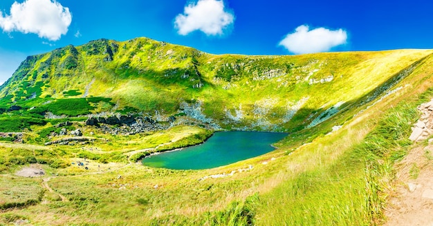 Blauw meer in de bergen