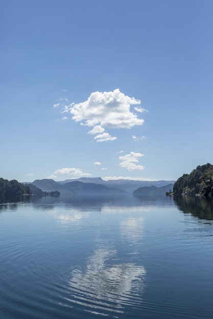 Blauw meer met bergen