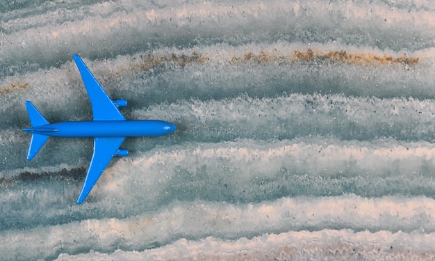 Foto blauw modelvliegtuig op een blauwe zeeachtergrond