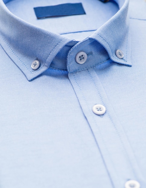 Blauw overhemd met een focus op de kraag en knoopsluiting