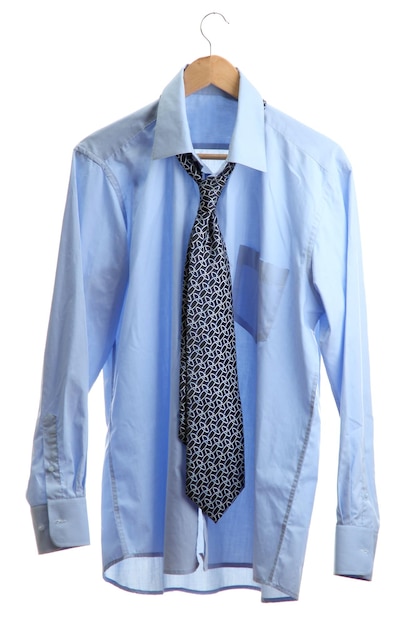 Blauw overhemd met stropdas op houten hanger geïsoleerd op wit