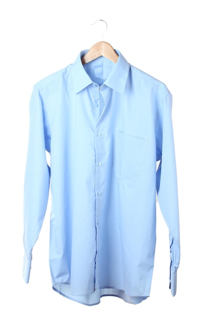 Blauw overhemd op houten hanger geïsoleerd op wit