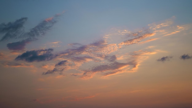 Blauw paars oranje gele kleur van bewolkte lucht wanneer zonsondergang tijd