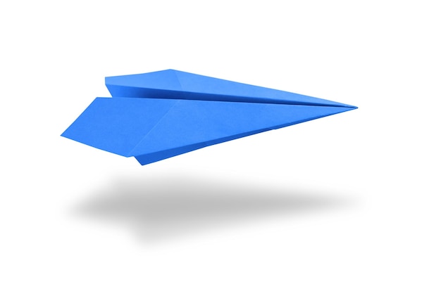 Foto blauw papieren vliegtuig origami geïsoleerd op een witte achtergrond