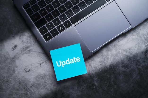 Foto blauw post het op laptop met het woord update erop geschreven software upgrade concept met lege ruimte