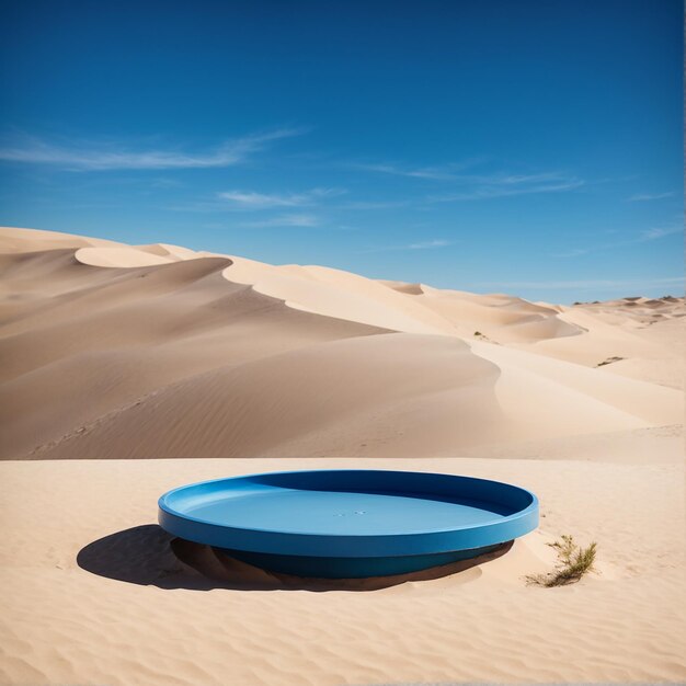 Blauw rond podium op een zandduin met een blauwe achtergrond Hoogwaardige foto