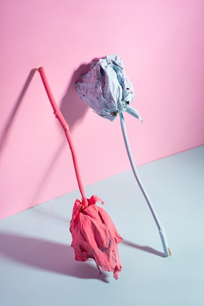 Blauw roze verf rozen minimalisme concept compositie