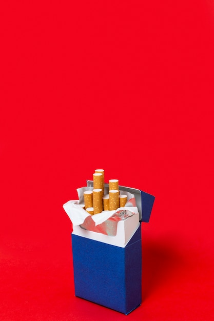 Blauw sigarettenpak op rode achtergrond