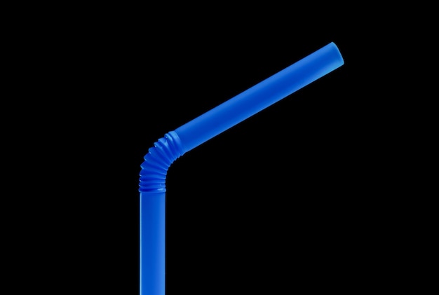 Blauw stro voor sap op een zwarte achtergrond