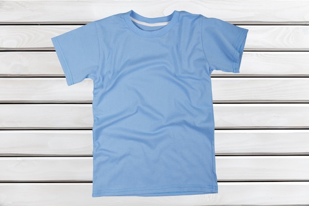 Blauw t-shirt geïsoleerd op background