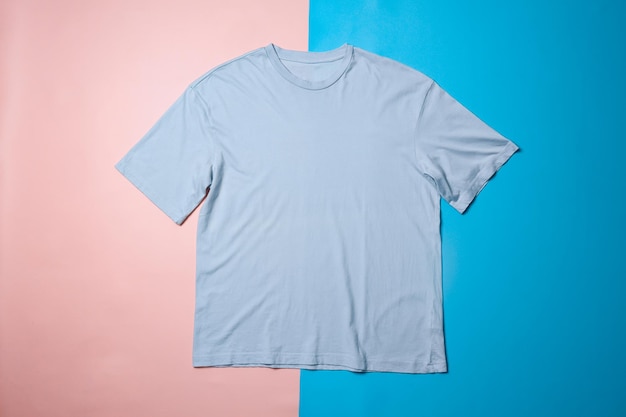 Blauw t-shirtmodel op kleurrijke achtergrond plat lag tee-sjabloon