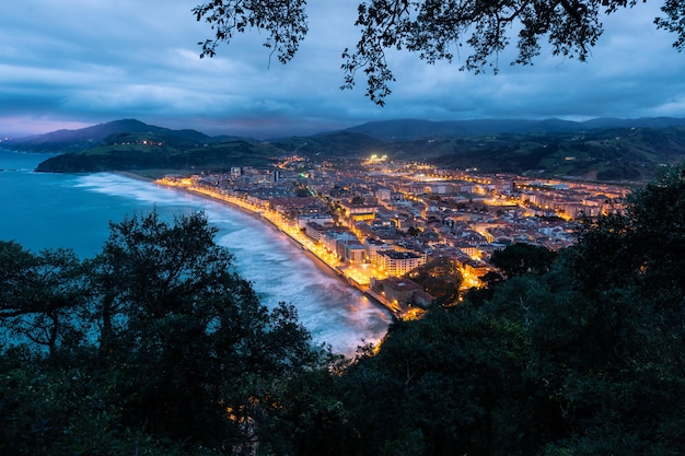 Blauw uur over Zarautz, Baskenland.