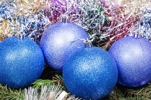 Blauw violet kerstballen klatergoud kerstboom 1