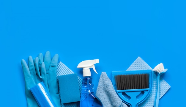 Blauw voor de lente schoonmaak in het huis.