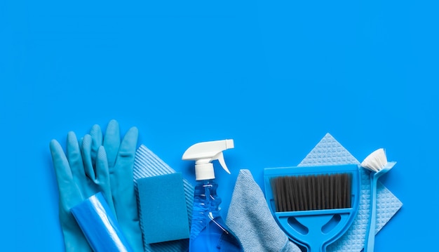 Blauw voor de lente schoonmaak in het huis