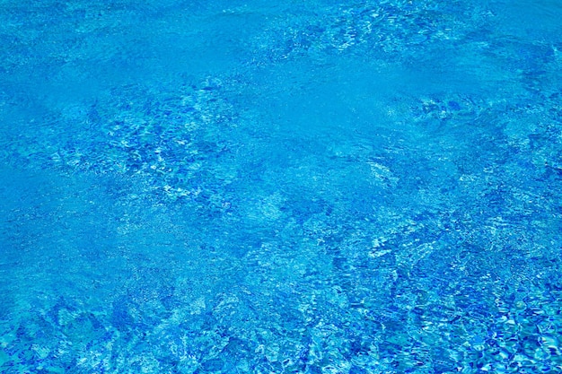 blauw water in het zwembad