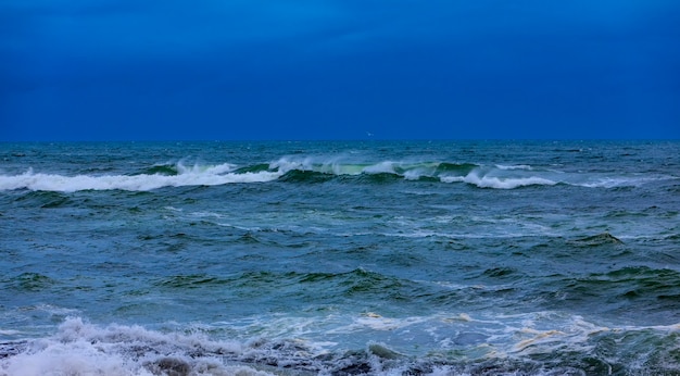 blauw water met golven.