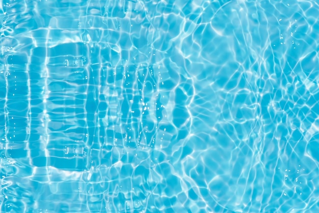 Foto blauw water met rimpelingen op het oppervlak defocus wazig transparant blauw gekleurd helder kalm water