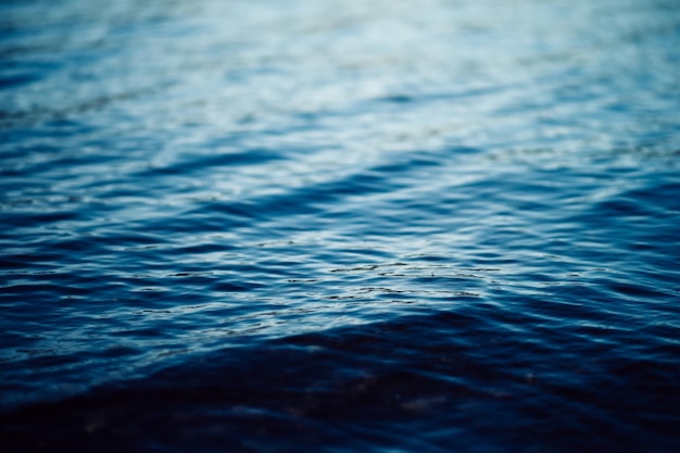 blauw wateroppervlak
