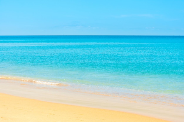 Blauw zeewater en zandstrand