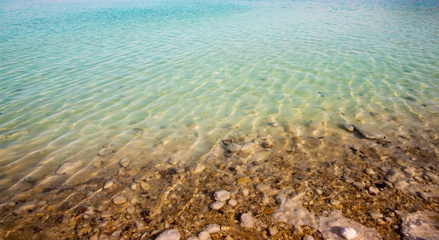 Blauw zeewater in rust